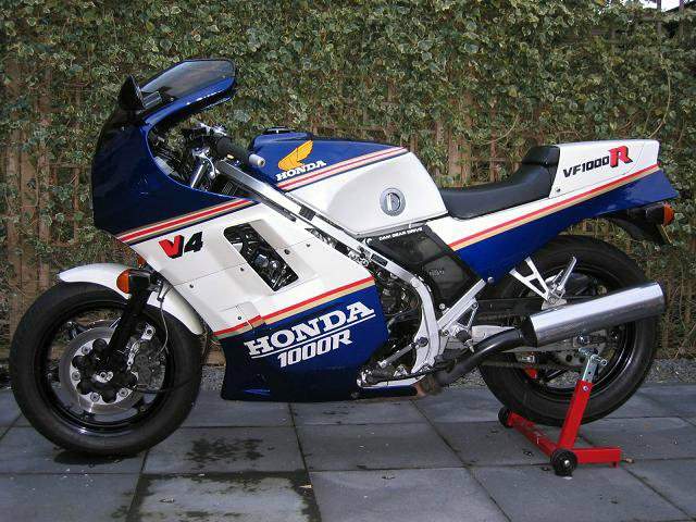 Мотоцикл Honda VF 1000R Rothmans Replica 1986